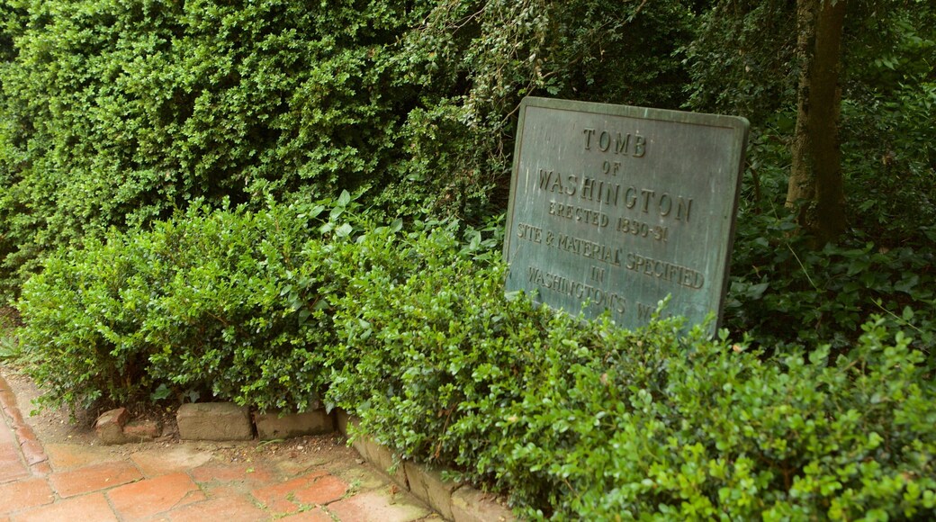 George Washington\'s Mount Vernon que incluye un monumento y un jardín