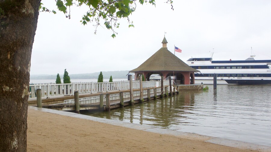 George Washington\'s Mount Vernon featuring heritage elements, a ferry and views