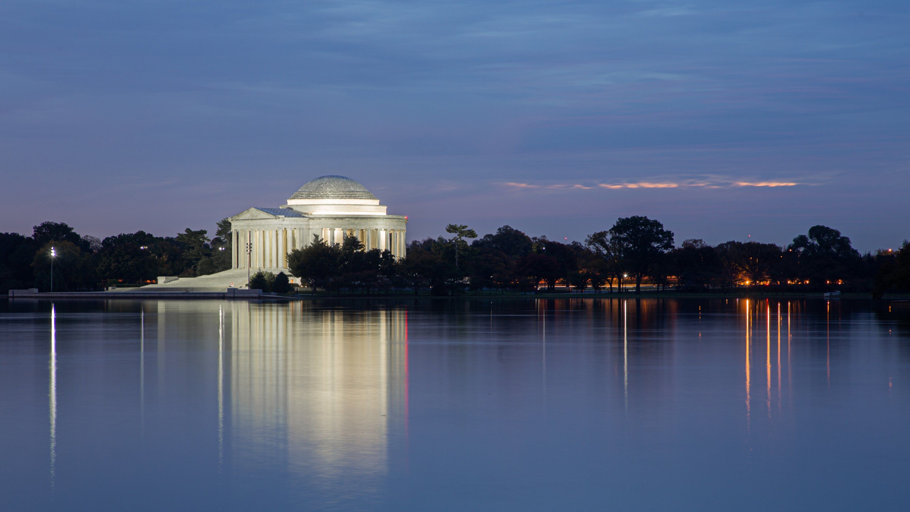 Jefferson Memorial featuring a lake or waterhole, heritage architecture and night scenes