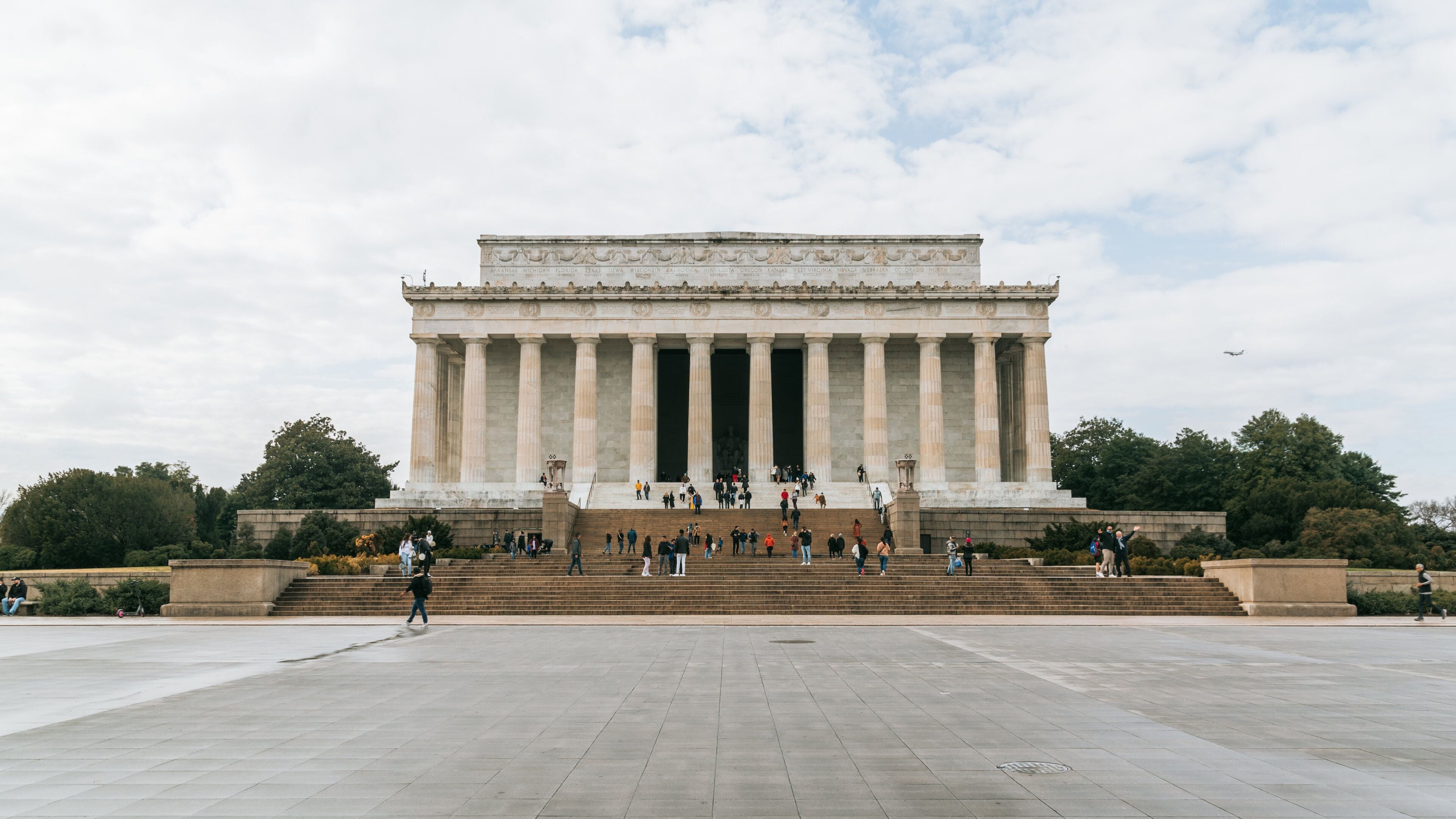 Lincoln Memorial which includes a square or plaza, heritage architecture and an administrative buidling