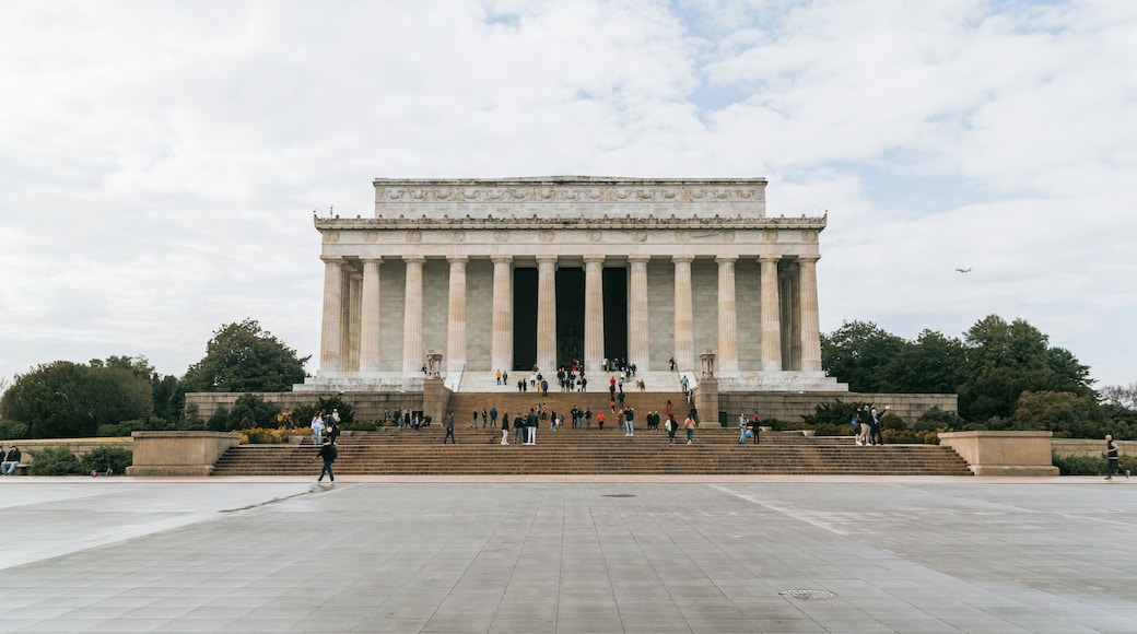 Lincoln Memorial which includes a square or plaza, heritage architecture and an administrative buidling