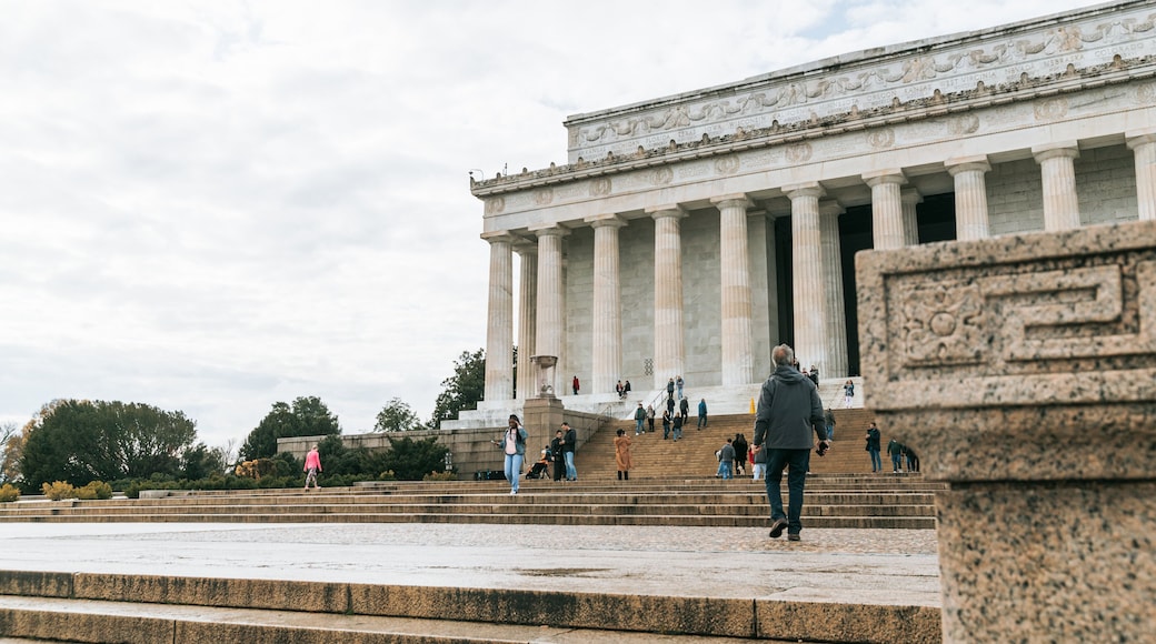 Lincoln Memorial featuring heritage architecture, an administrative buidling and street scenes