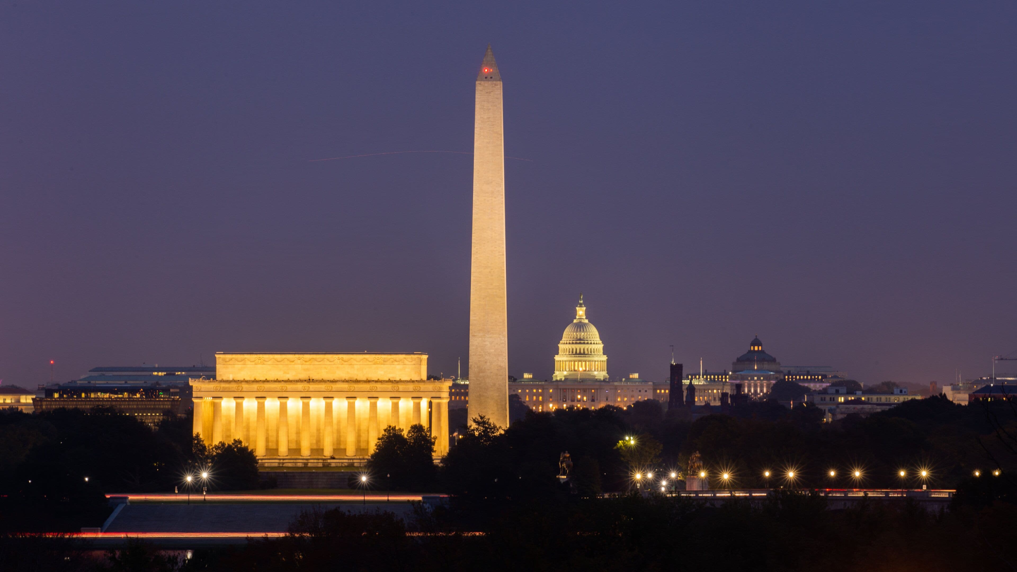 Washington Monument which includes night scenes, a city and a monument