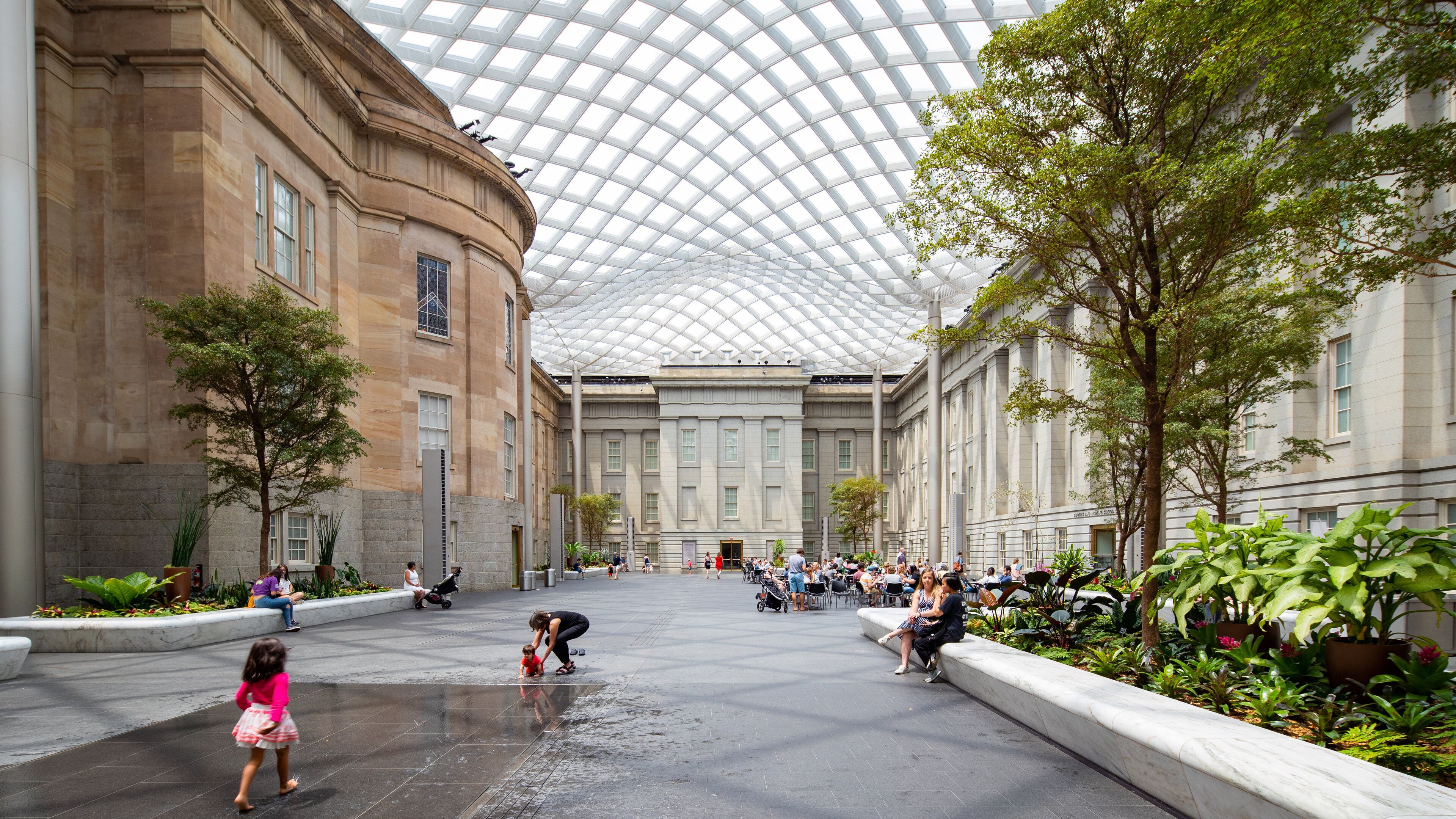 Smithsonian American Art Museum showing street scenes as well as a family
