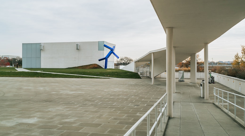 Kennedy Center featuring outdoor art