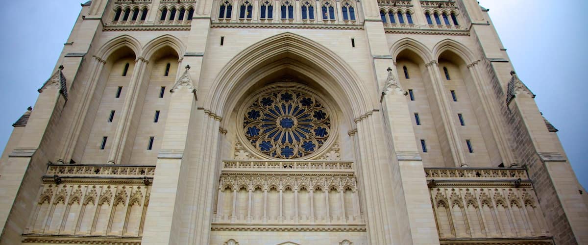 Washington National Cathedral showing religious aspects, a church or cathedral and heritage architecture