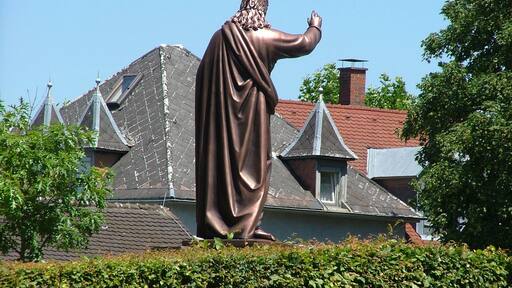 Christus über den Gräbern