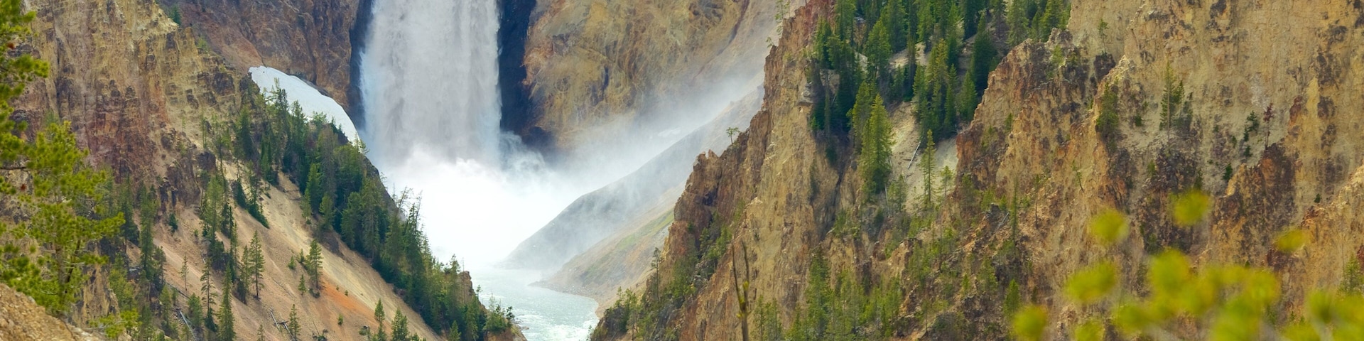 Grand Canyon of Yellowstone caracterizando uma cachoeira, córrego e um desfiladeiro ou canyon