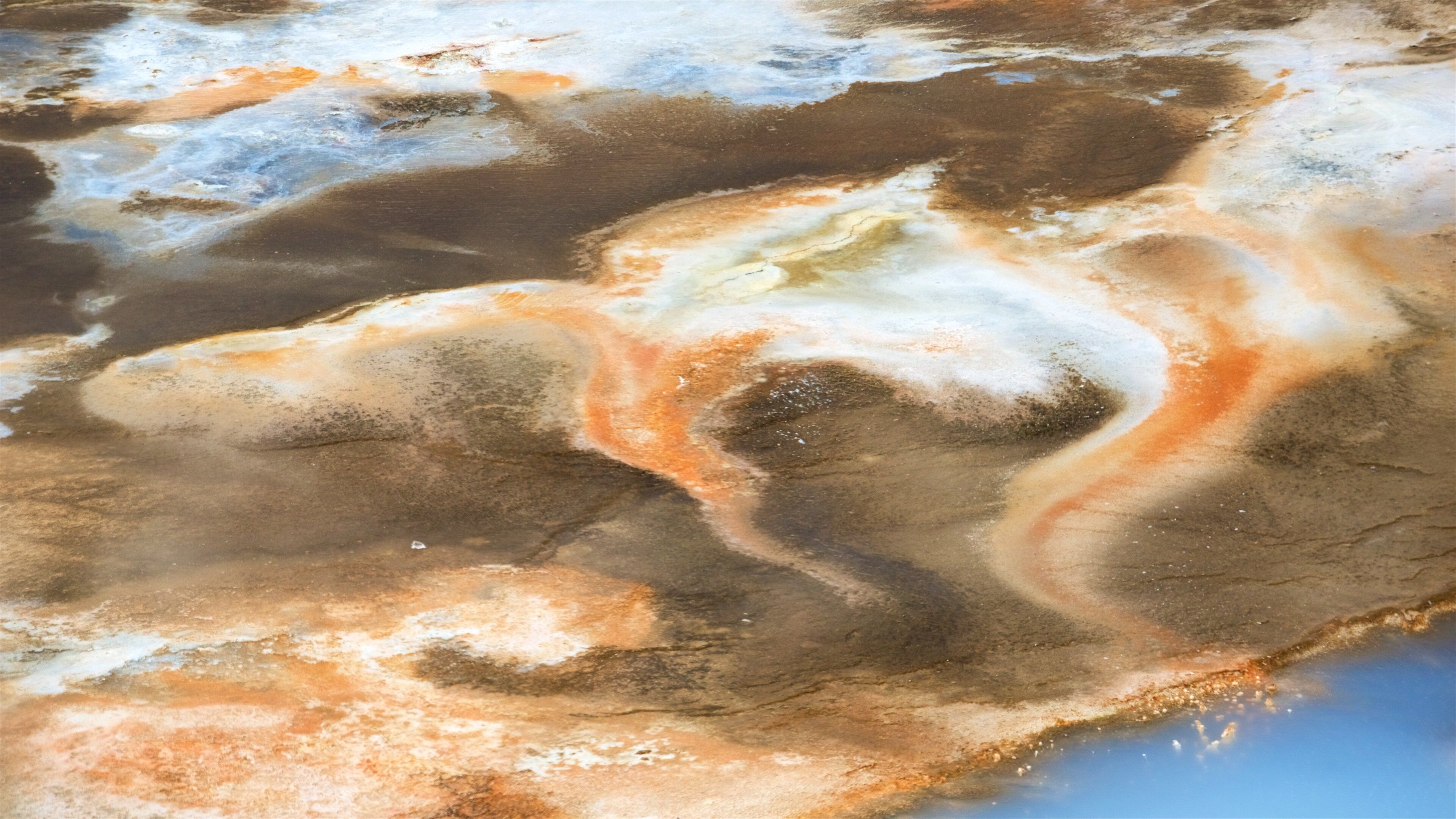 Primer plano de un depósito mineral con varios colores y texturas.