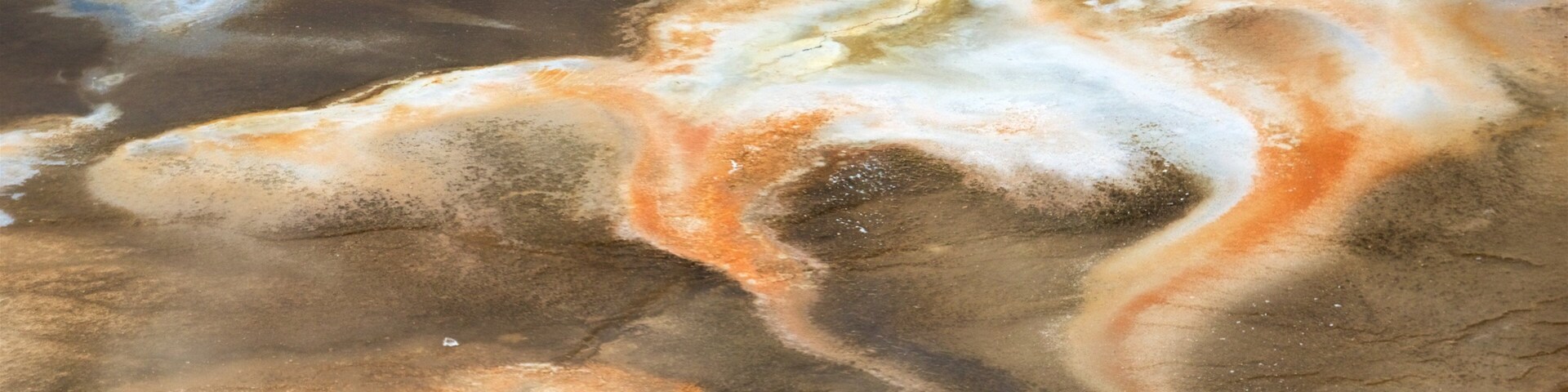 Primer plano de un depósito mineral con varios colores y texturas.