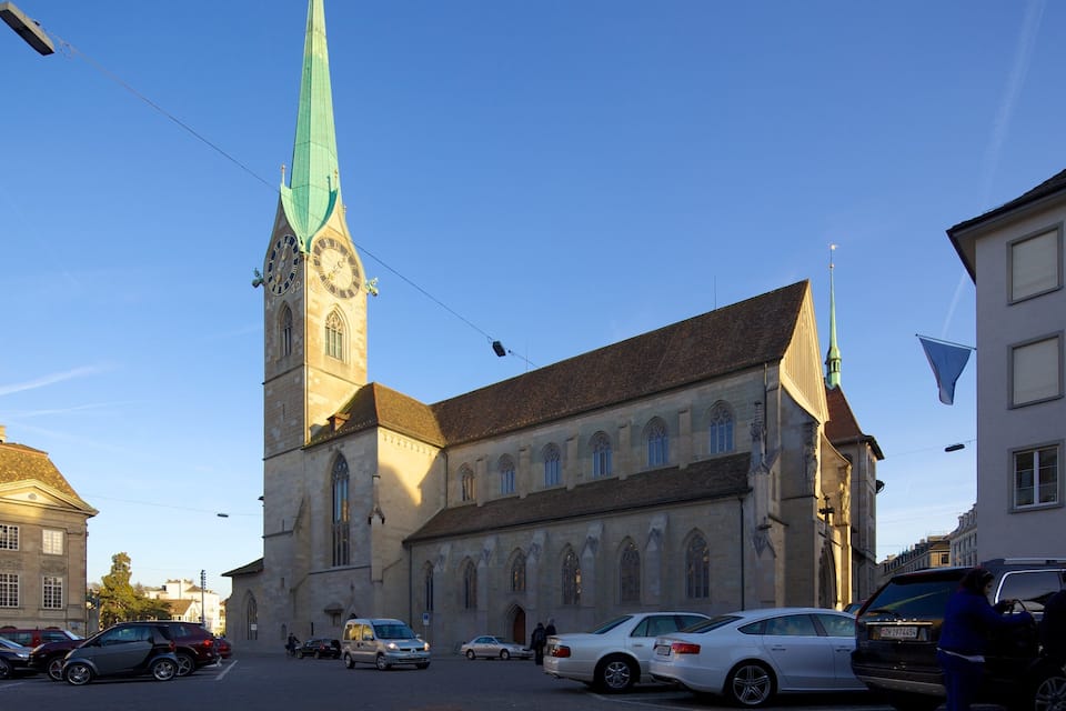Uma igreja com uma torre alta e um campanário.