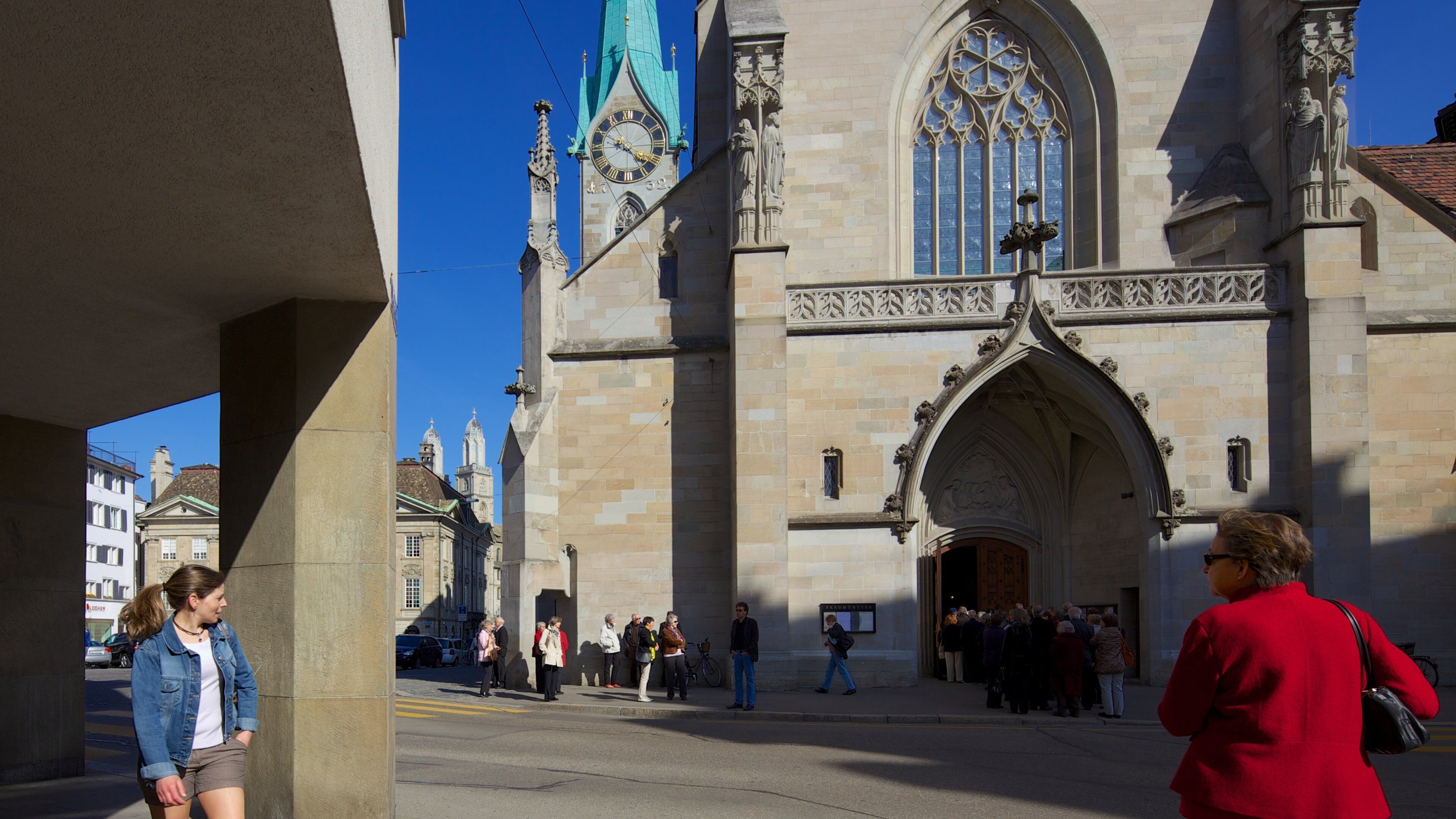 Fraumünster qui includes éléments religieux, ville et square ou place