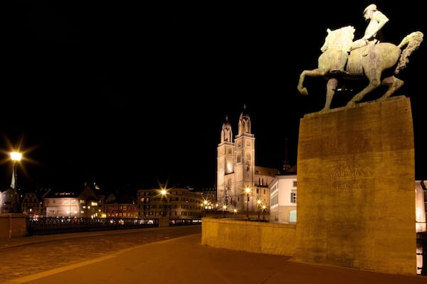 Grossmuenster showing a monument, a city and night scenes