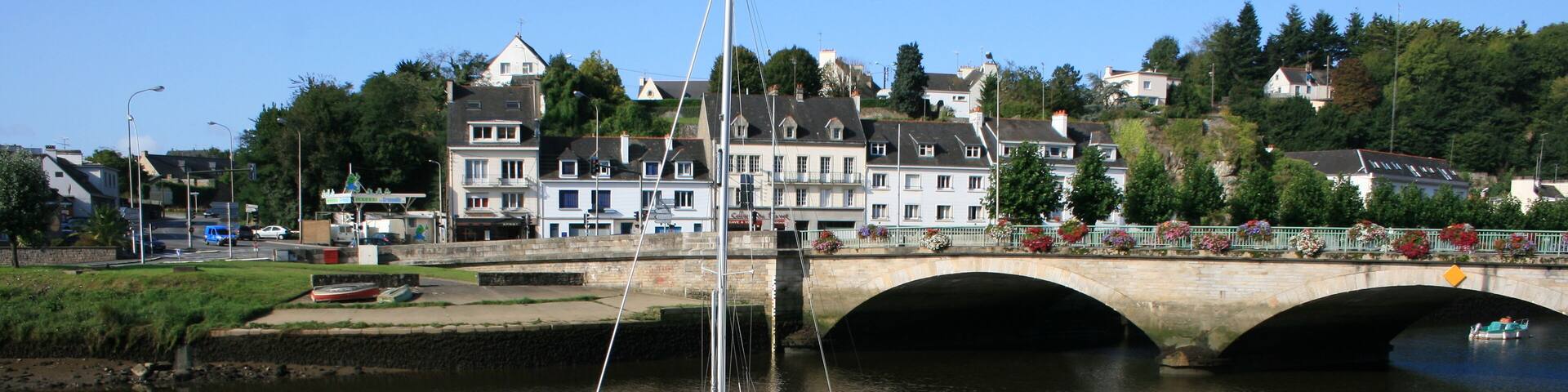 Un voilier de plaisance sur le Blavet à Hennebont (Morbihan)