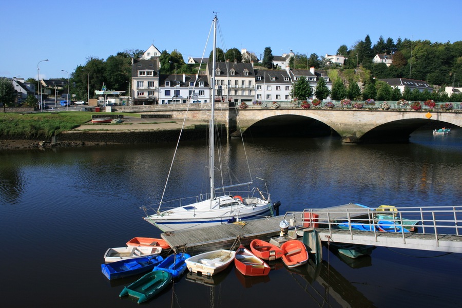 Un voilier de plaisance sur le Blavet à Hennebont (Morbihan)
