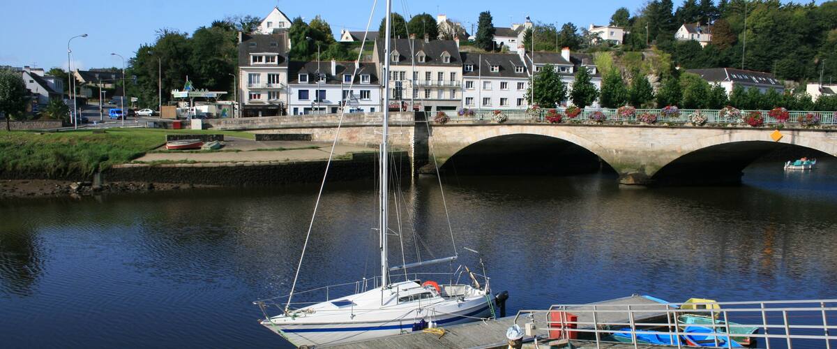 Un voilier de plaisance sur le Blavet à Hennebont (Morbihan)