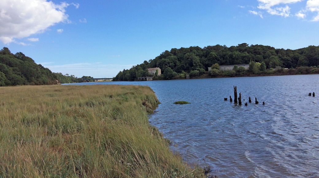 L'estuaire du Scorff au Pont Brulé. On voit également le site des Poudrières du Mentec et le pont de la Route nationale 165.