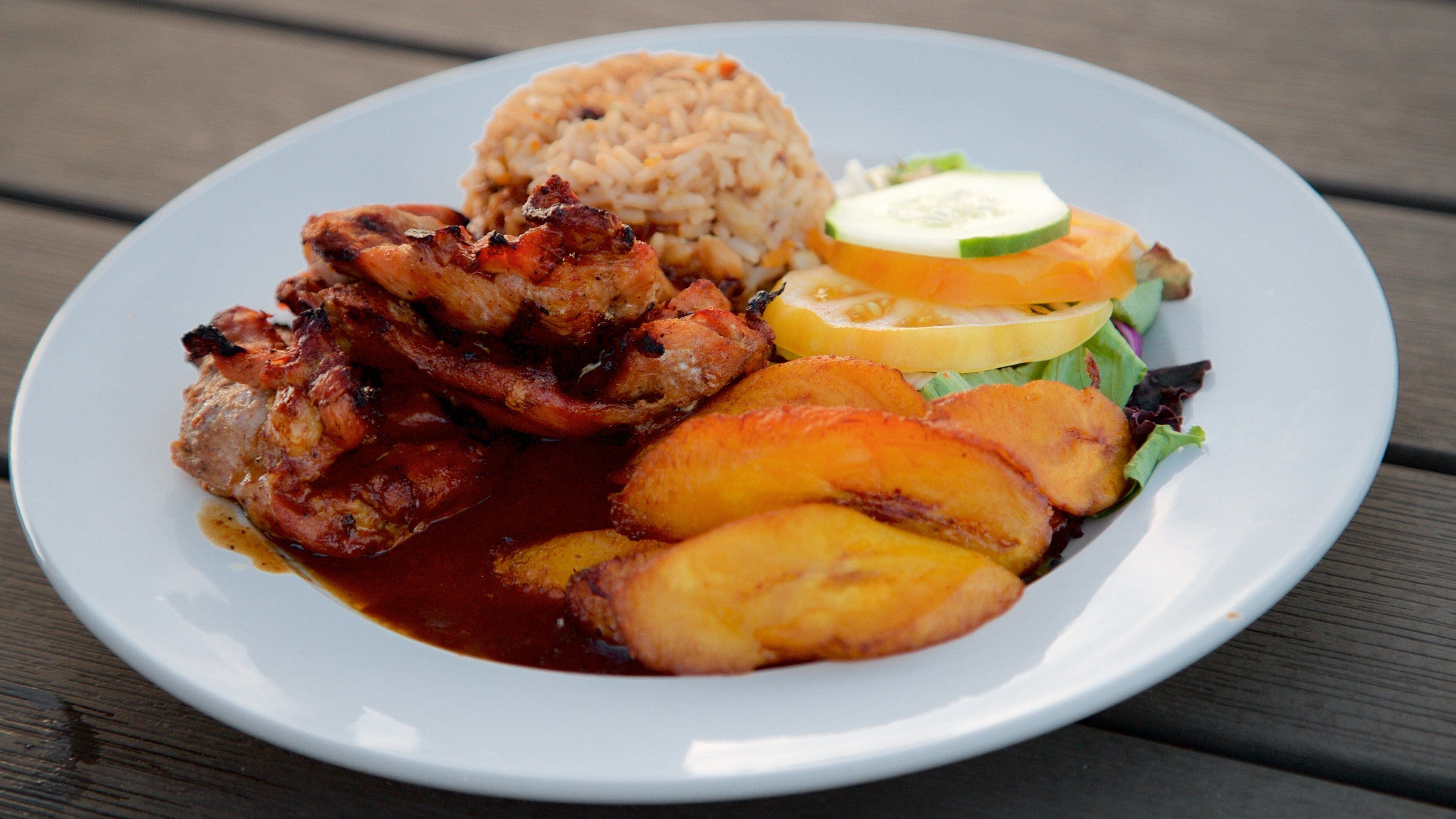 Dickenson Bay Beach mostrando comida