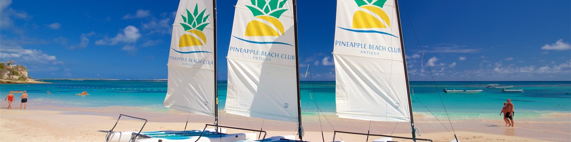 Antígua caracterizando uma praia de areia, sinalização e paisagens litorâneas