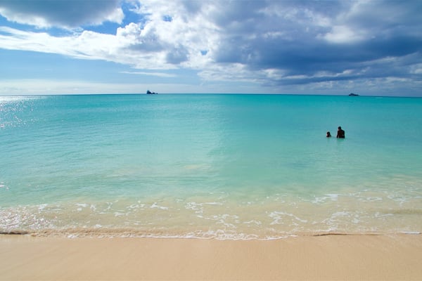 Runaway Bay Beach som visar kustutsikter, en strand och tropisk natur