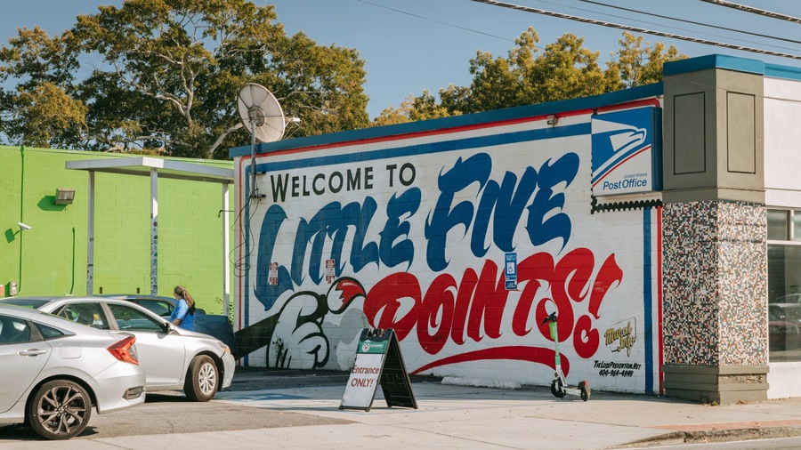Une fresque murale avec l’inscription « Bienvenue à Little Fine Points » et une boîte aux lettres.