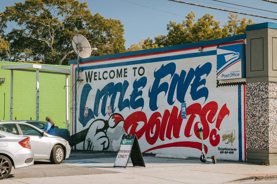 Un mural con el texto "Welcome to Little Fine Points" y un buzón.