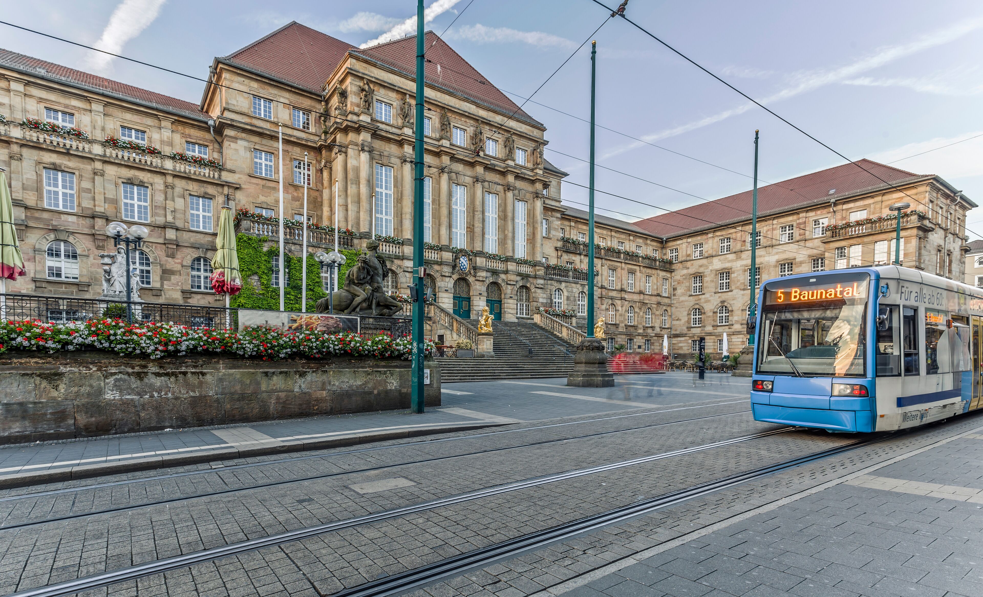 Königsstraße in Kassel mit Rathaus im Hintergrund