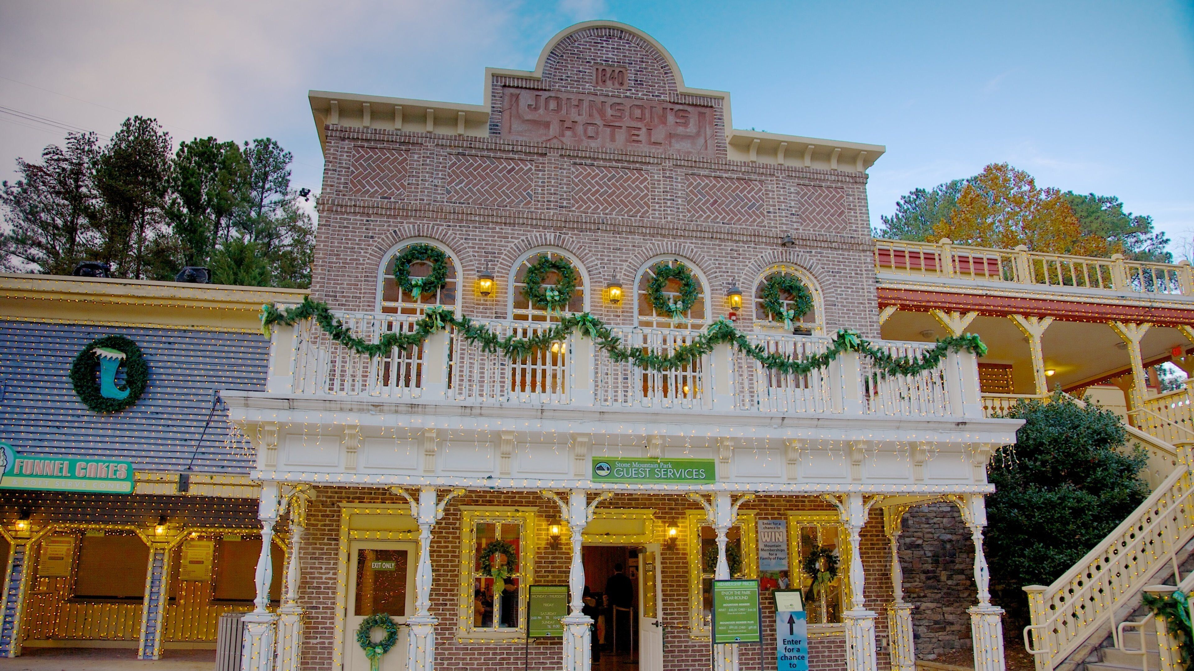 Stone Mountain Park toont een hotel en attracties