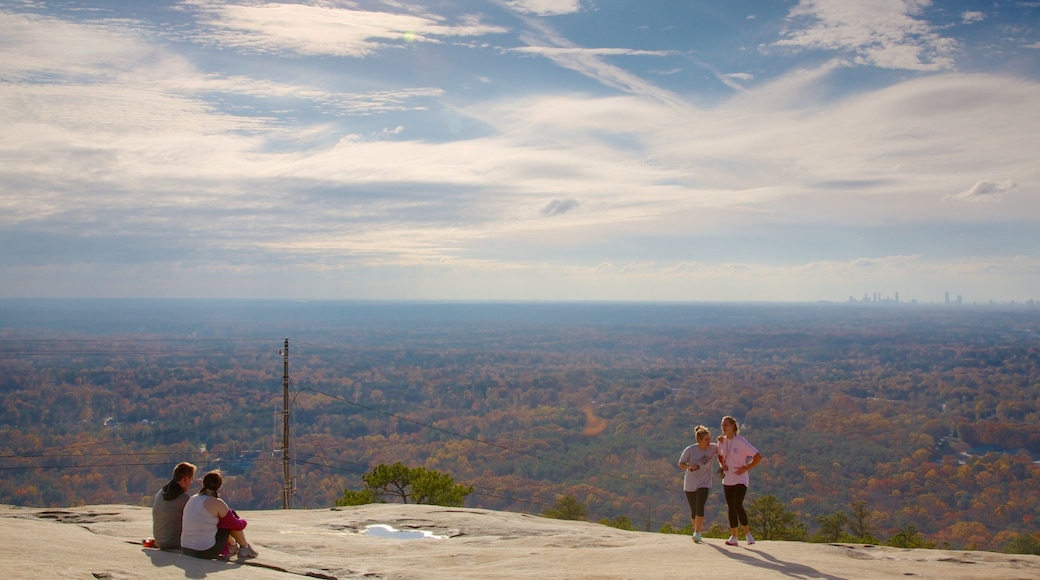 Stone Mountain Park mostrando vistas, senderismo o caminata y escenas forestales