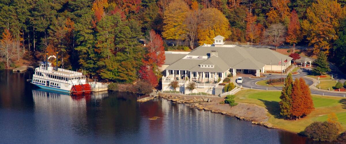 Stone Mountain Park montrant panoramas, parc et feuilles d\'automne