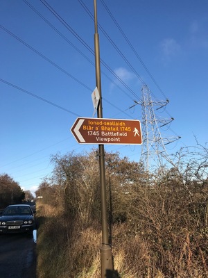 Signpost in English and Scots Gaelic indicating the location of the 1745 Battle of Prestonpans (it had previously been known as the Battle of Gledsmuir and The Battle of Tranent).