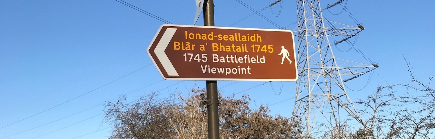 A directional sign for the 1745 Battlefield Viewpoint, with a pedestrian symbol indicating a walking path.