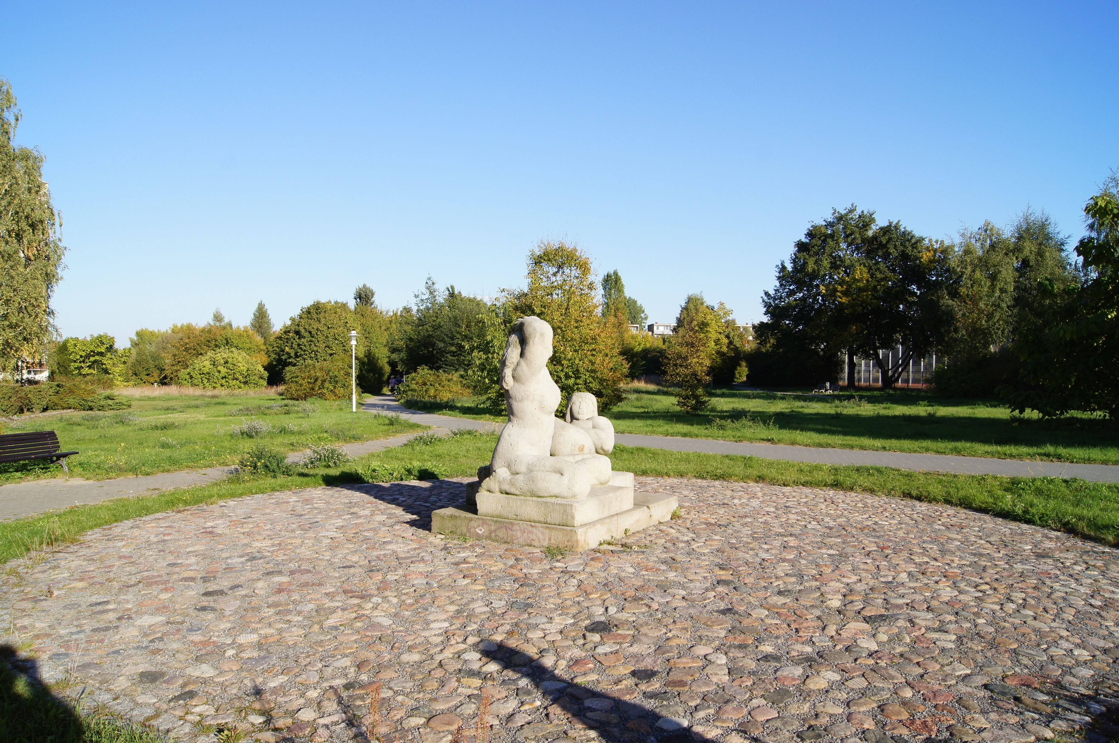 Skulptur Erholung und Freizeit von Friedemann Klos in Frankfurt (Oder), Neuberesinchen