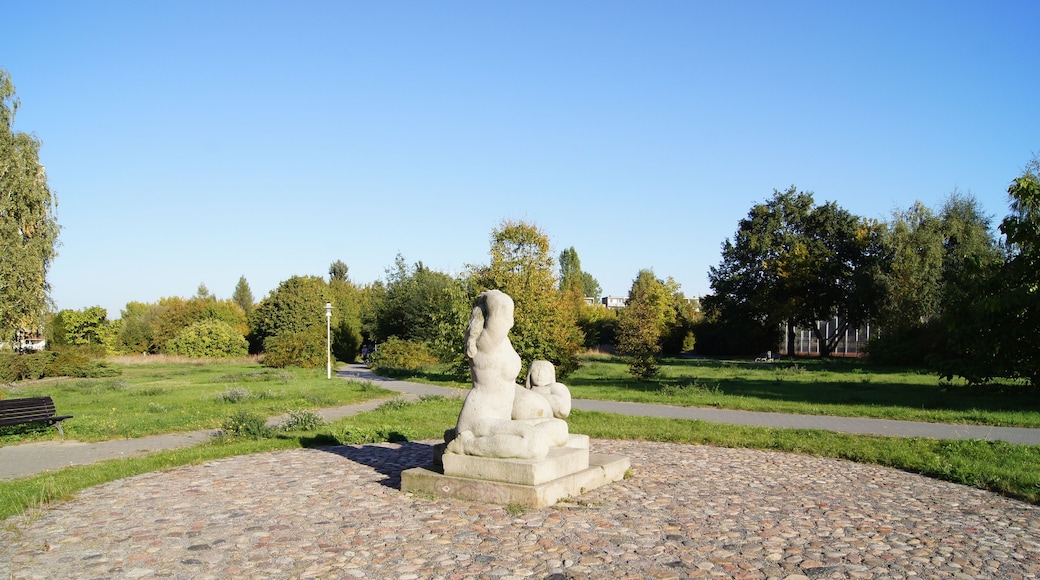 Skulptur Erholung und Freizeit von Friedemann Klos in Frankfurt (Oder), Neuberesinchen