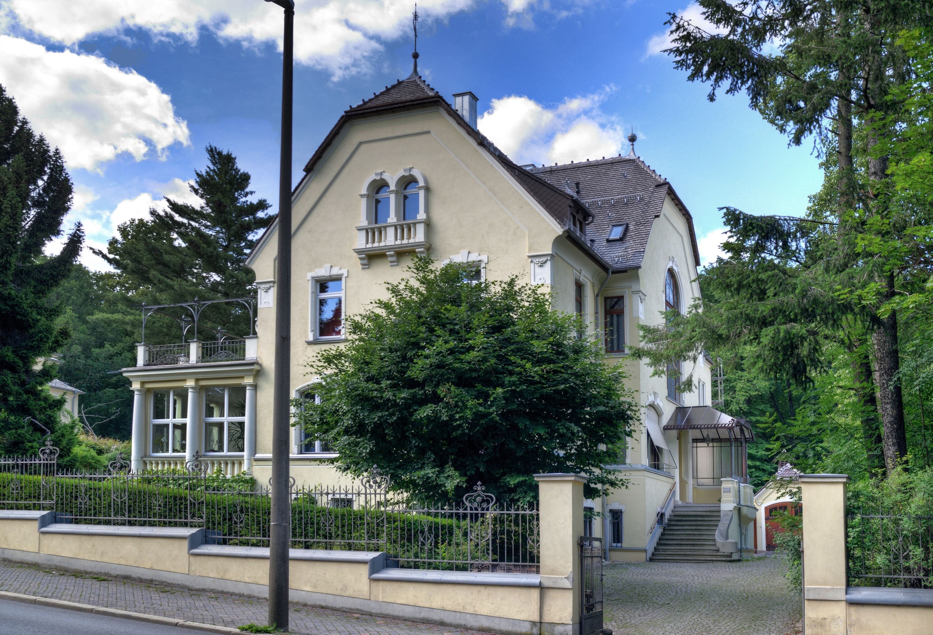 Villa Zetzsche at Straße des Friedens 114 in Gera, Germany; built c. 1903 by architect Rudolf Zetzsche