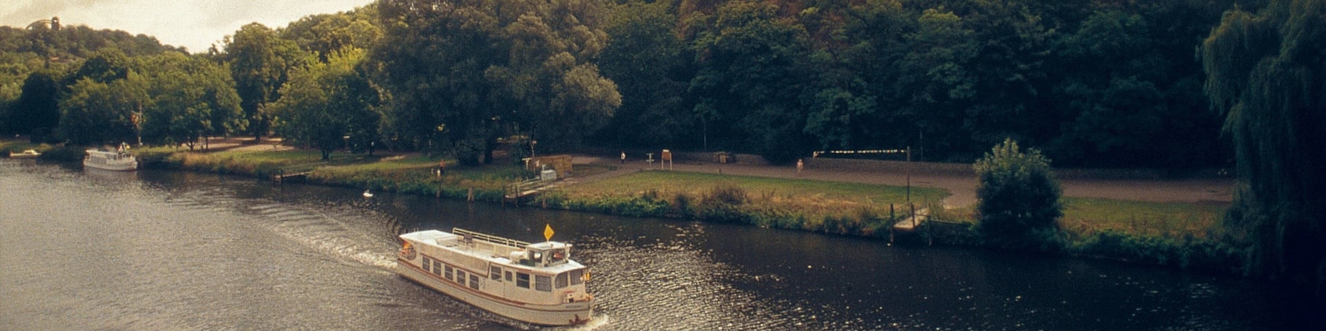 Halle an der Saale mit einem Bucht oder Hafen, Palast oder Schloss und Landschaften