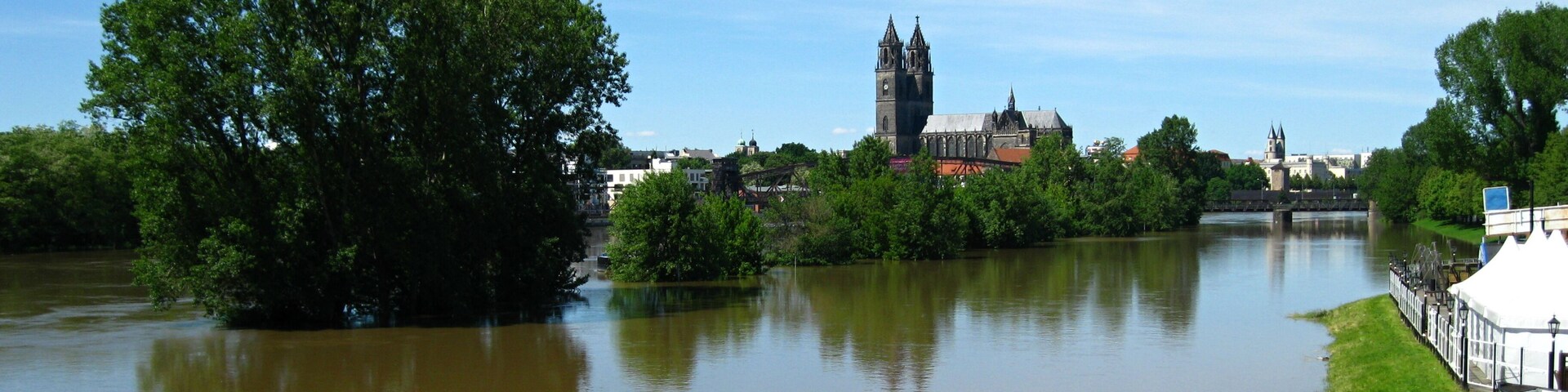 Hochwasser in Magdeburg 2013: Blick von der Sternbrücke in Richtung Dom am 05.06.2013, Pegelstand (Strombrücke) ca. 6,45 m