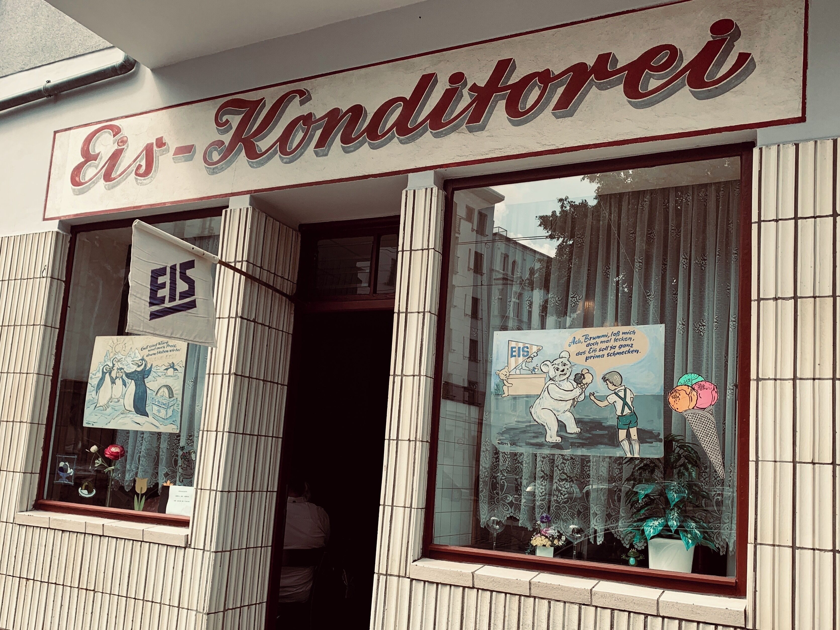 Eis wie zur DDR-Zeit - innen und außen nostalgisch wie damals! Auf jeden Fall ein Besuch wert.