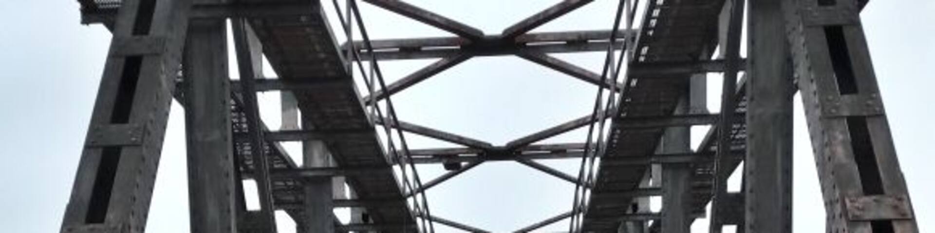 Hubbrücke in Magdeburg im Regen.
Bridge in Magdeburg on a rainy day.