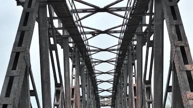 Hubbrücke in Magdeburg im Regen.
Bridge in Magdeburg on a rainy day.