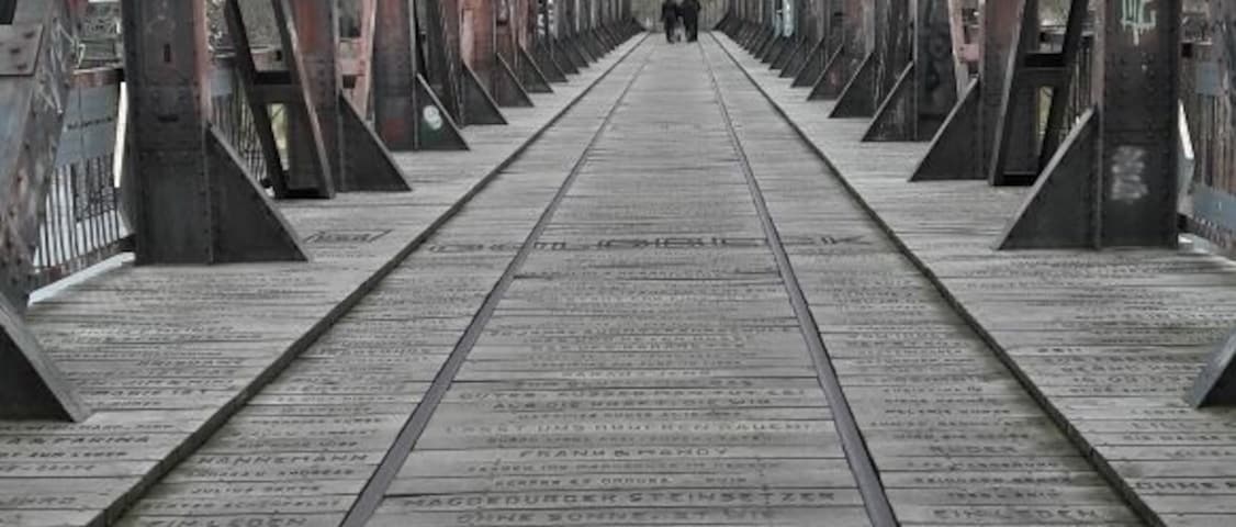 Hubbrücke in Magdeburg im Regen.
Bridge in Magdeburg on a rainy day.