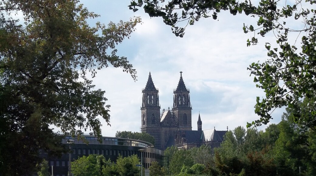 Im Hintergrund der Magdeburger Dom und weiter vorne links das Verwaltungsgebäude des MDR. Standort von dem aus dieses Bild erstellt wurde ist der Rothehornpark.