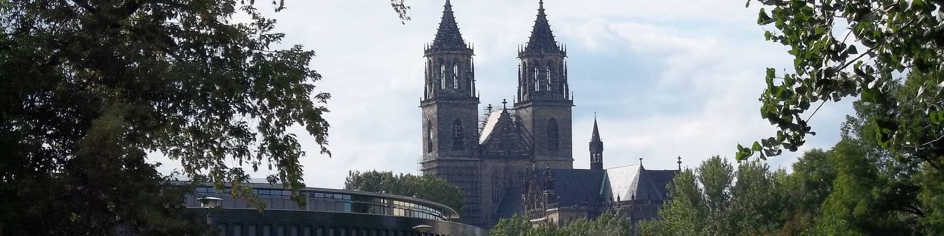 Im Hintergrund der Magdeburger Dom und weiter vorne links das Verwaltungsgebäude des MDR. Standort von dem aus dieses Bild erstellt wurde ist der Rothehornpark.