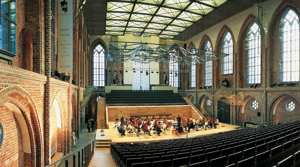 Neubrandenburg que incluye escenas de teatro y vistas interiores