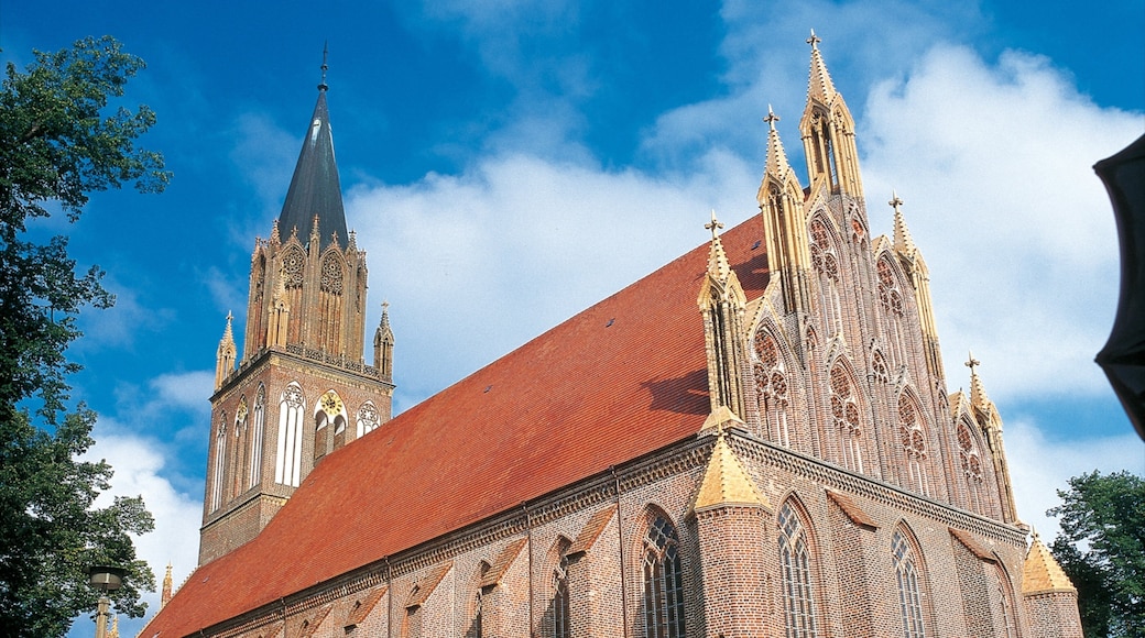 Neubrandenburg que incluye patrimonio de arquitectura, una iglesia o catedral y aspectos religiosos