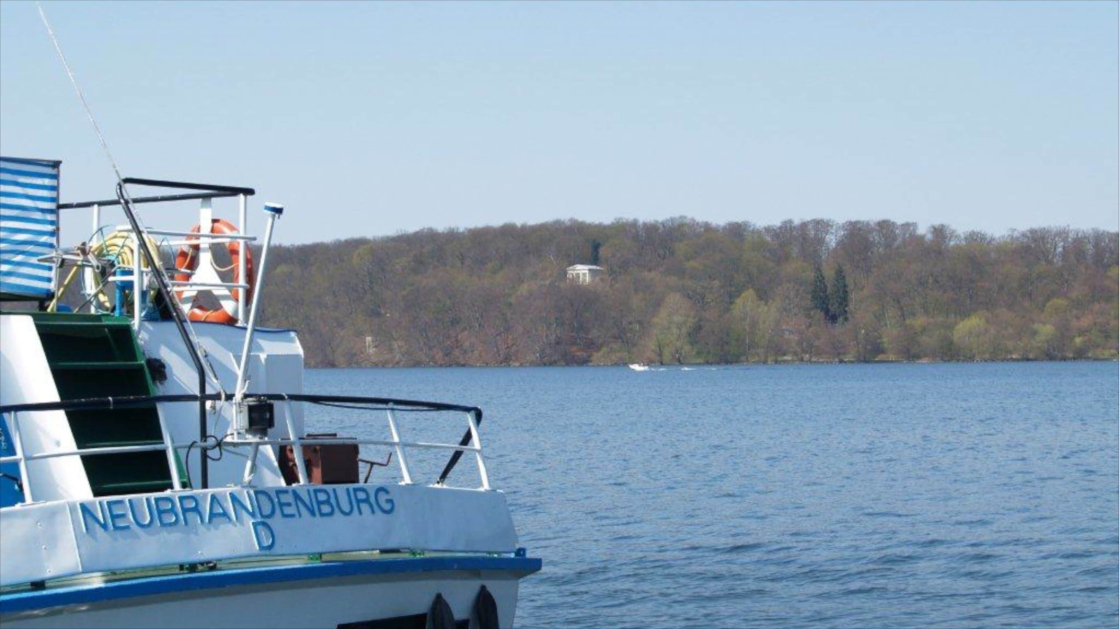 Neubrandenburg que incluye paseos en lancha y vistas generales de la costa
