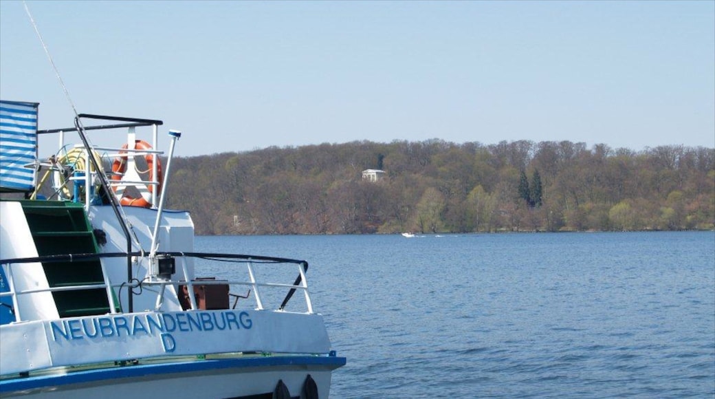 Neubrandenburg que incluye paseos en lancha y vistas generales de la costa