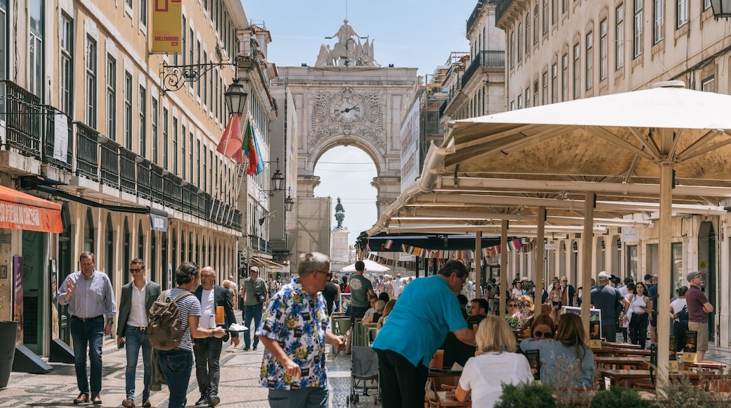 Chiado showing heritage architecture, street scenes and a city