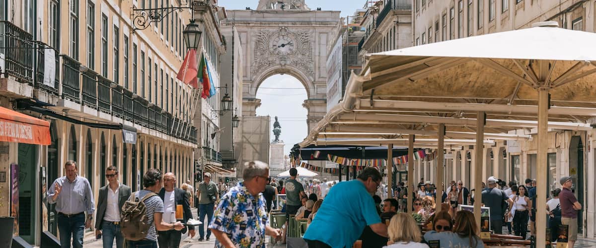 Chiado showing heritage architecture, street scenes and a city