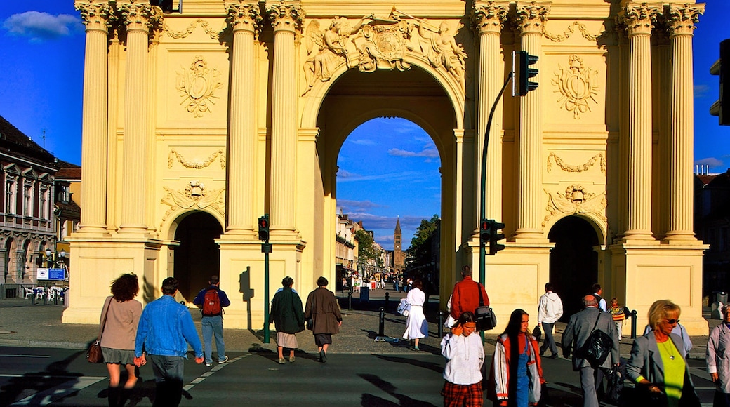 Potsdam mostrando arquitetura de patrimônio, uma cidade e cenas de rua